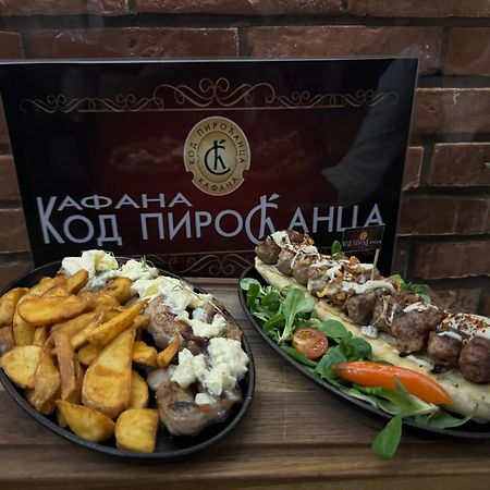 Pirocanac Rooms & Restaurant "Breakfast-Lunch-Dinner" Pirot Kültér fotó