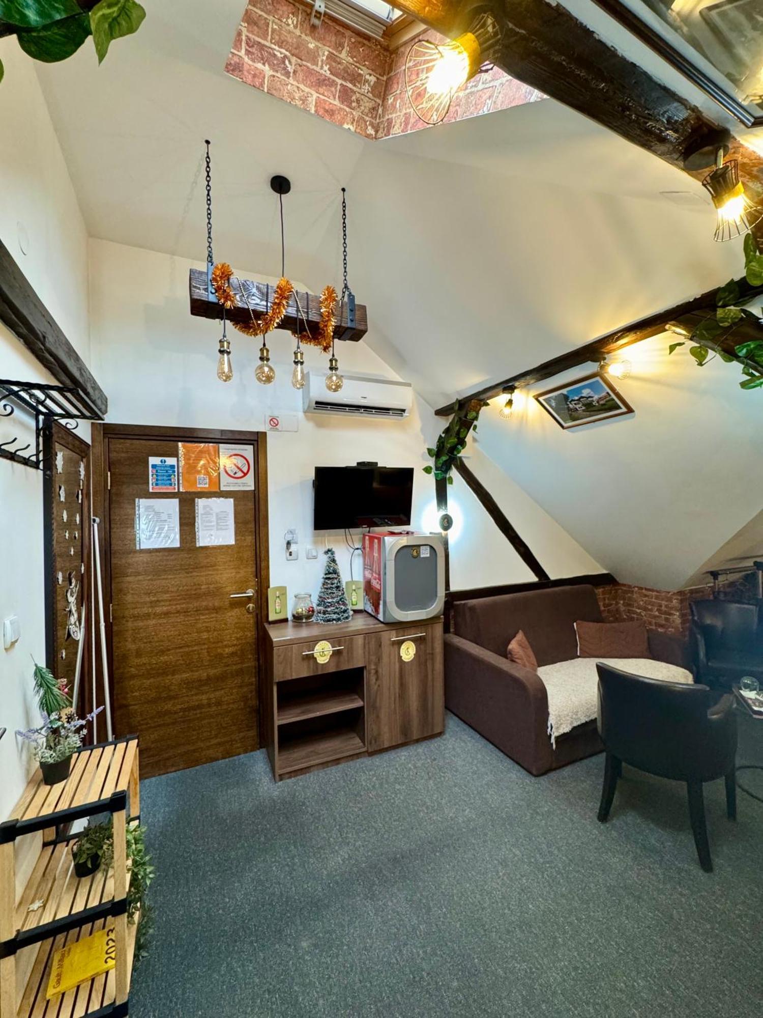 Pirocanac Rooms & Restaurant "Breakfast-Lunch-Dinner" Pirot Kültér fotó
